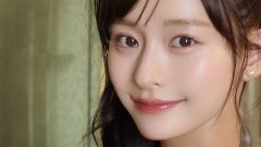 高崎かなみ｜羽根のガウンをまとって、天使は人間のふりをする