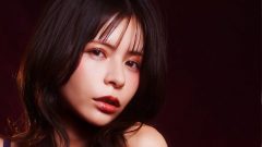 紅羽祐美｜紅い幕の奥で、夜はレースになる
