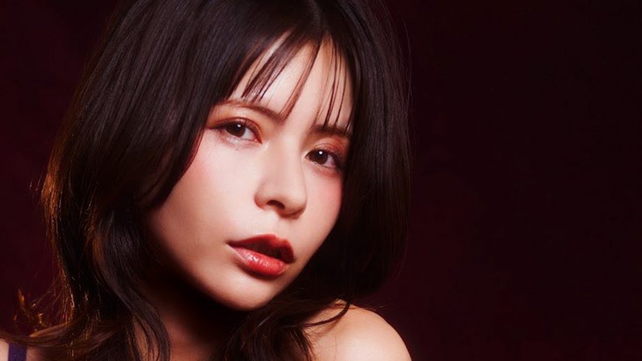 紅羽祐美｜紅い幕の奥で、夜はレースになる