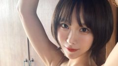 日向葵衣｜豹柄の午後、扉の前で
