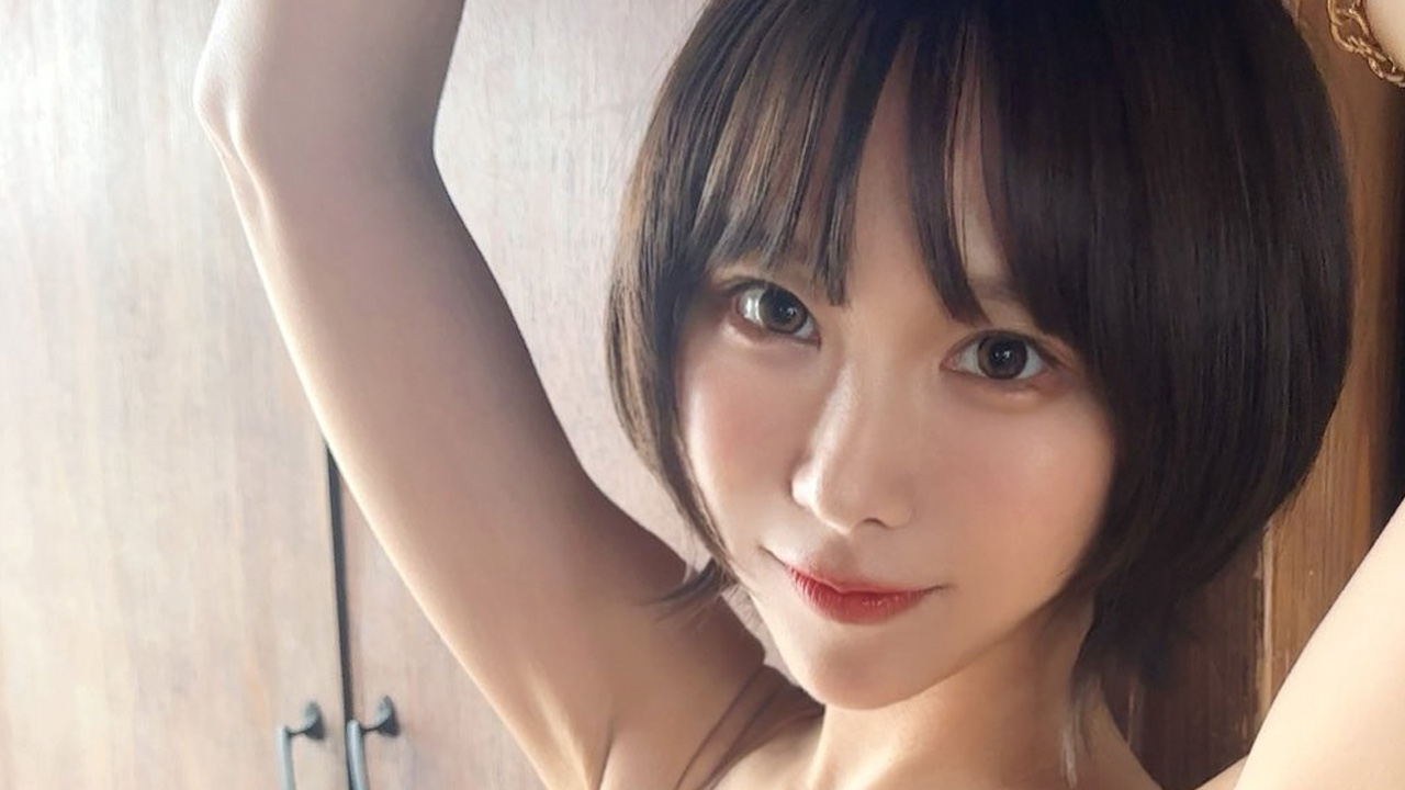 日向葵衣｜豹柄の午後、扉の前での画像1