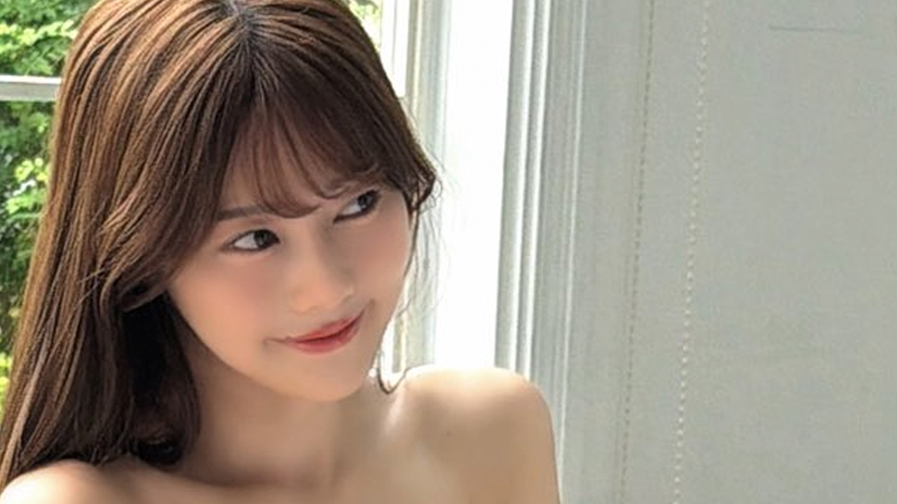 桃里れあ|白昼のソファに、天使は素肌で座るの画像1