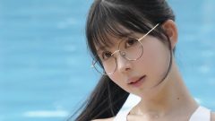 木村絵里子｜白いプールサイドの知的な熱
