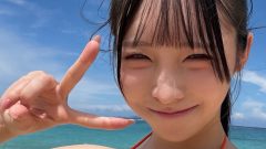 七海りお｜オレンジ色の太陽、ピースする夏