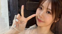 鈴木ふみ奈｜薄衣の天使は、古い扉の前で笑う