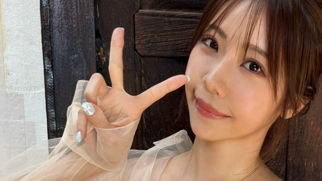 鈴木ふみ奈｜薄衣の天使は、古い扉の前で笑うの画像1