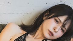 紅羽祐美｜黒レースのソファで、夜が息をひそめる