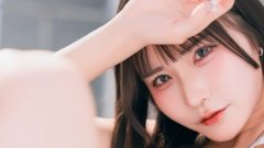 伊織芽衣｜紺色の午後に、ひざまずく夏
