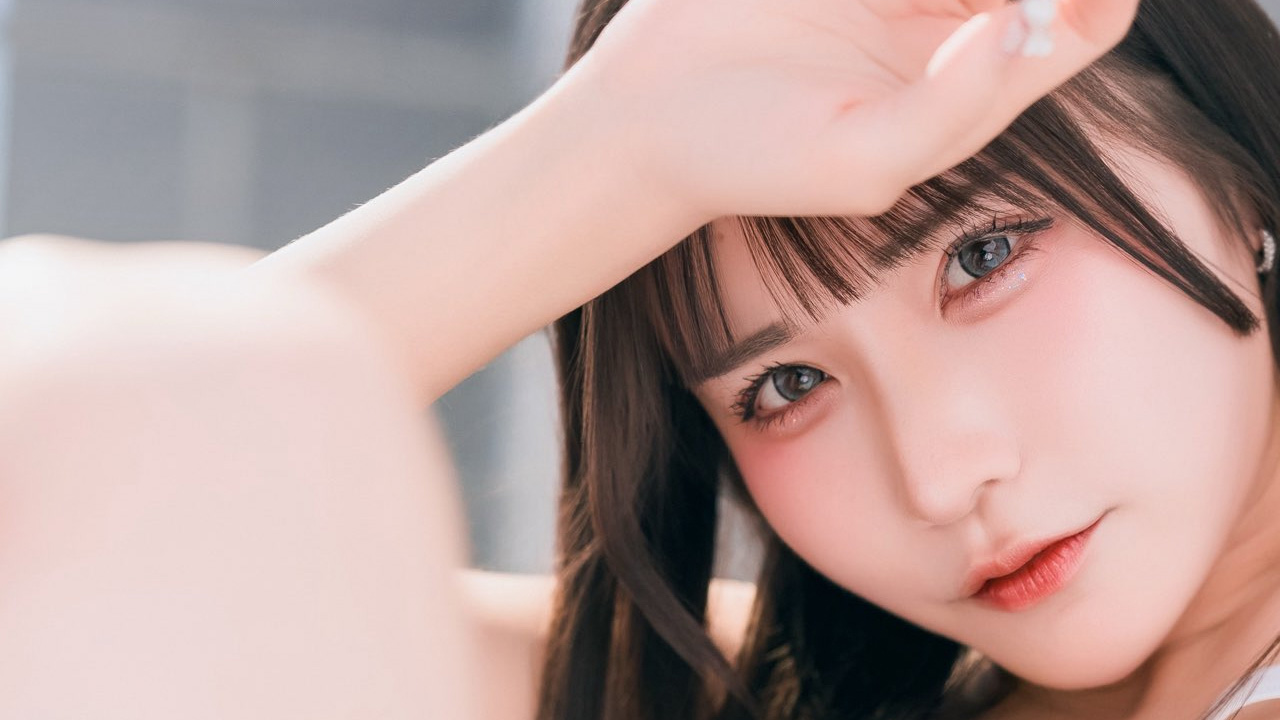 伊織芽衣｜紺色の午後に、ひざまずく夏の画像1