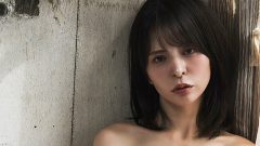 紅羽祐美｜ギンガムの窓辺に座る、やわらかな寂しさ