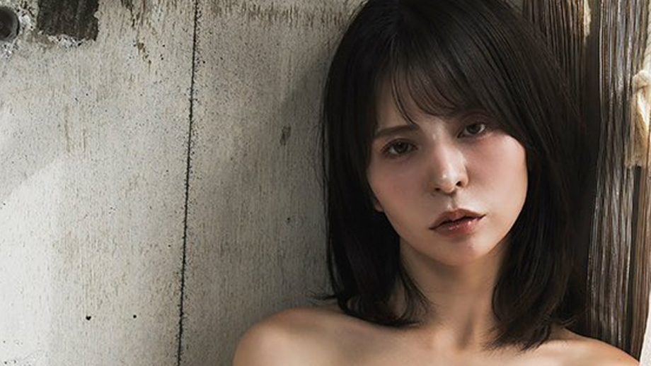 紅羽祐美｜ギンガムの窓辺に座る、やわらかな寂しさ