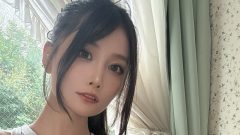 赤羽もも｜花柄の午後、胸もとに咲く秘密