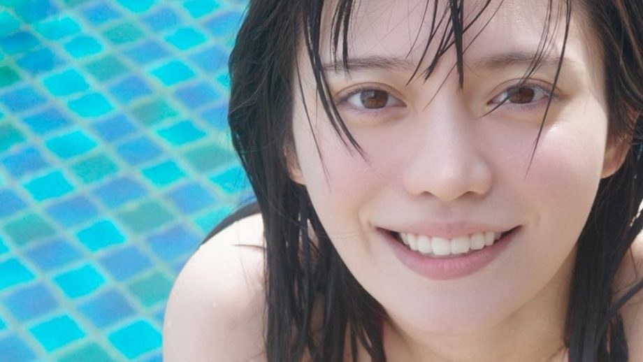 石浜芽衣｜水辺にしゃがんだ天使の、濡れた微熱