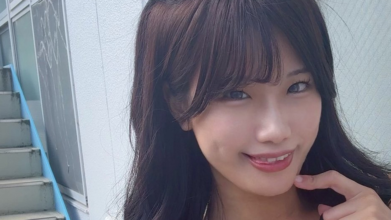 瀬名葵｜階段わきの白い罠の画像1
