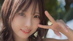 日下部ほたる｜木漏れ日のピースサイン