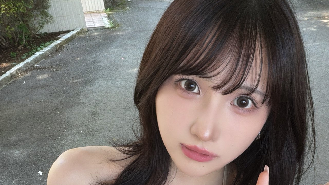 五木ゆうり｜ベージュの午後に、ピースサインひとつの画像1
