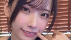 紅羽りお｜深い青に沈む、小さな指先の誘惑