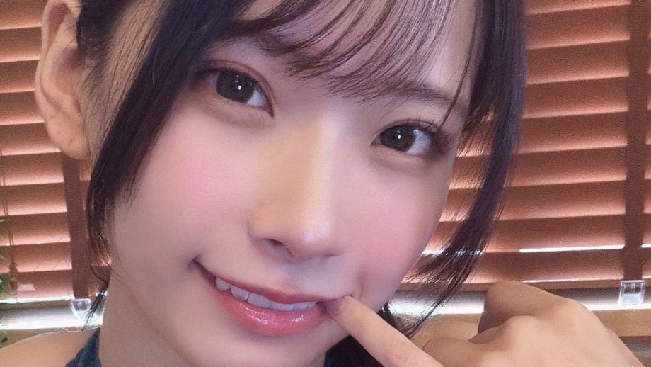 紅羽りお｜深い青に沈む、小さな指先の誘惑