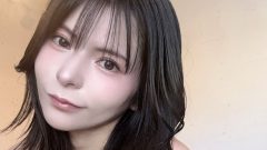 紅羽祐美｜白い部屋で、素足の風がささやく