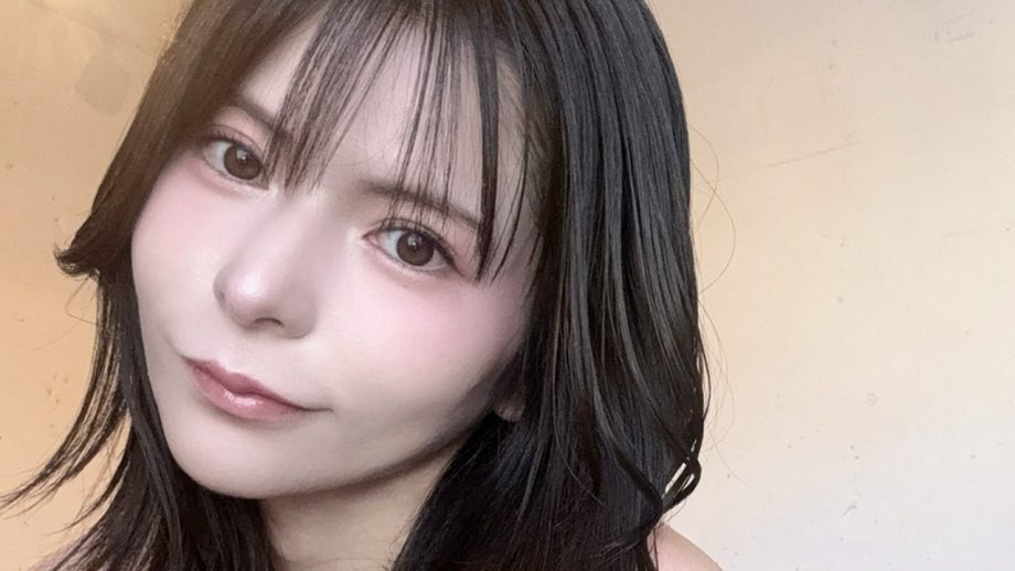 紅羽祐美｜白い部屋で、素足の風がささやく