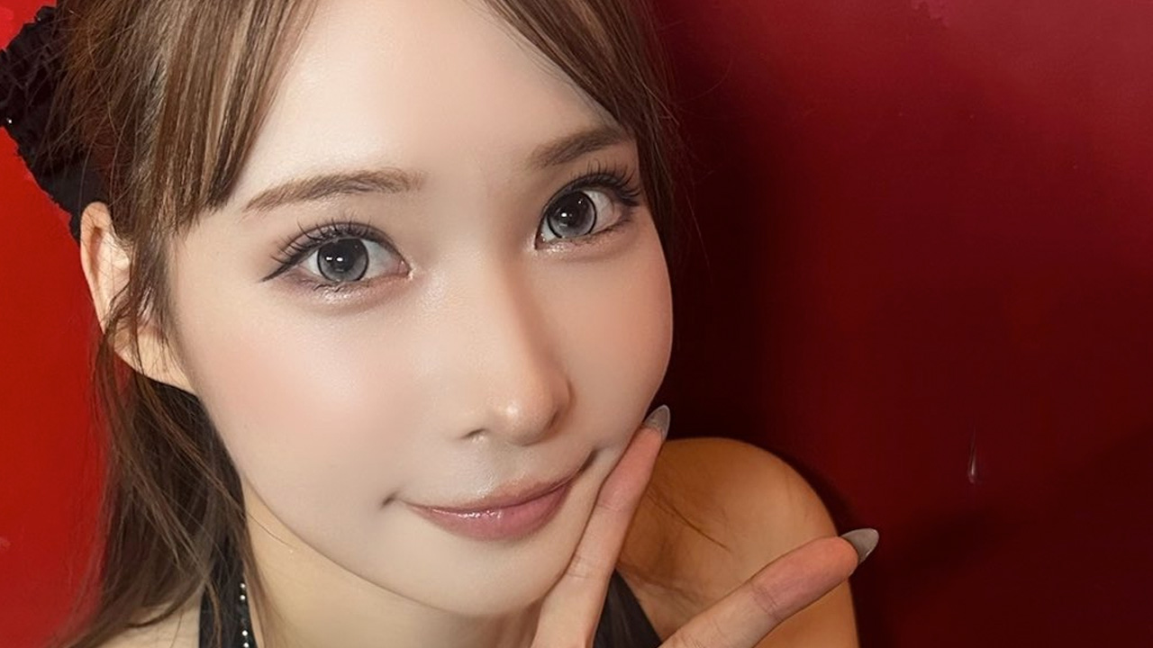 大野真依|赤い壁のまえで、悪戯は黒を着るの画像1
