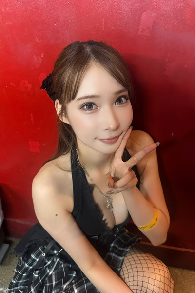 大野真依|赤い壁のまえで、悪戯は黒を着るの画像2